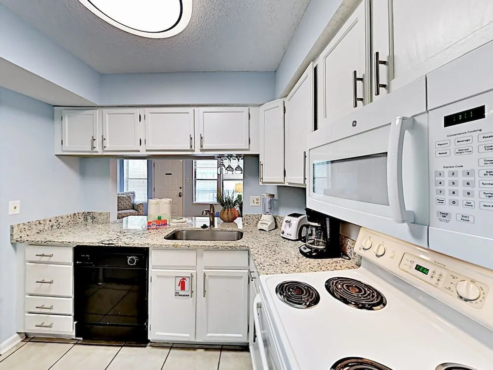 925 W Beach Seabreeze Condo - 2 Br condo by RedAwning