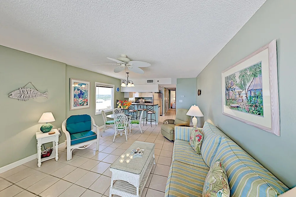 Dazzling Gulf-view W/ 2 Pools Walk To Pier 2 Bedroom Condo