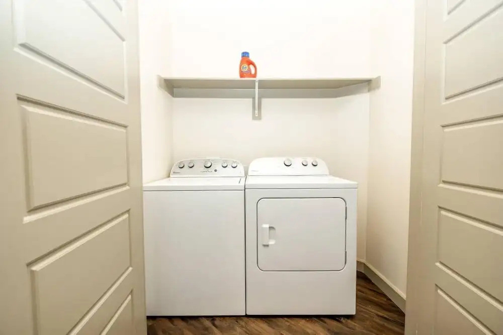 Amazing 1 Bed Apartment with fast wifi,parking gym and pool!