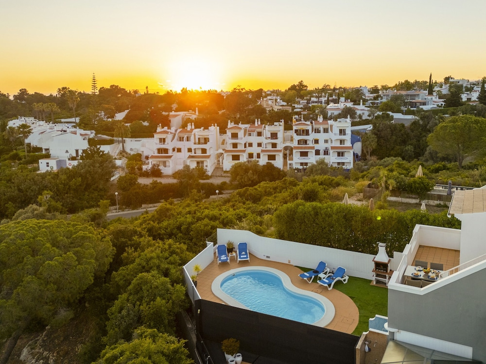 Villa Sunset - com piscina aquecível e jardim em Carvoeiro