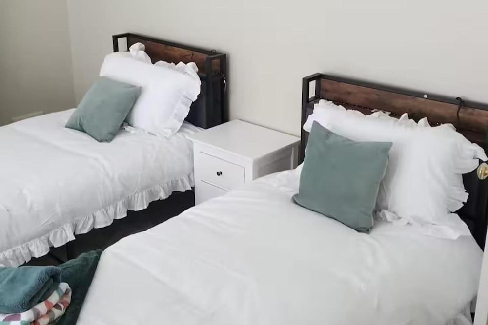 Parking - Garden - Wifi - Sleeps 4