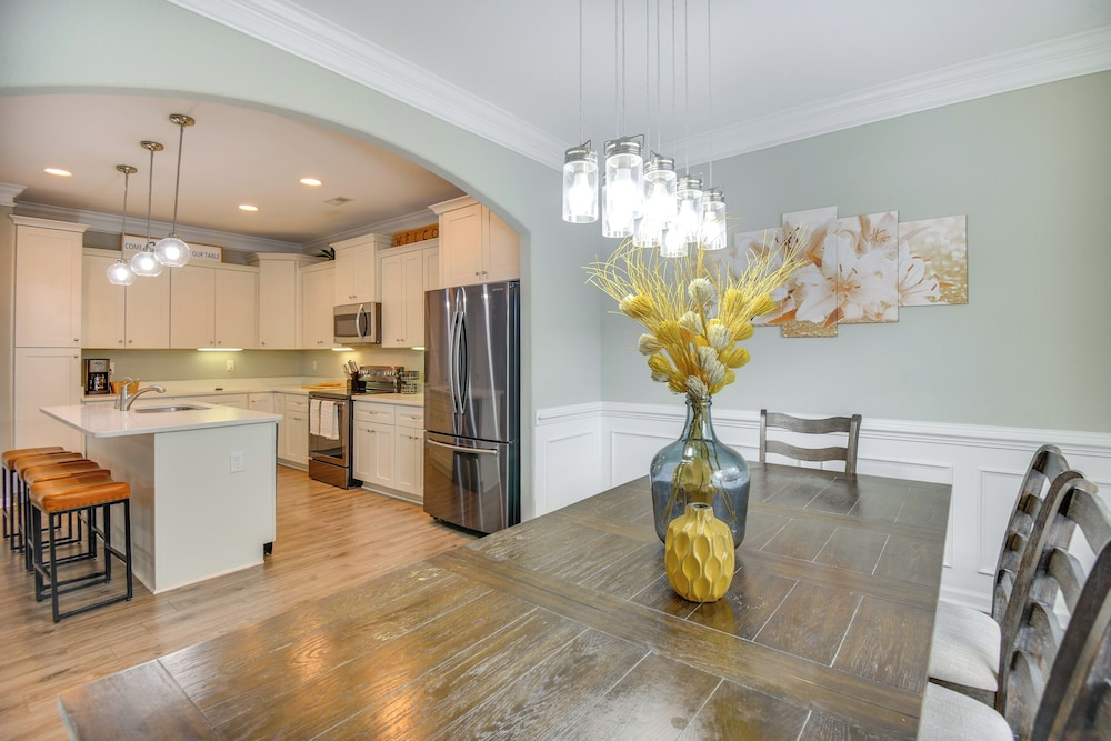 2 Blks to Beach! Family Home w/ Hot Tub in Norfolk