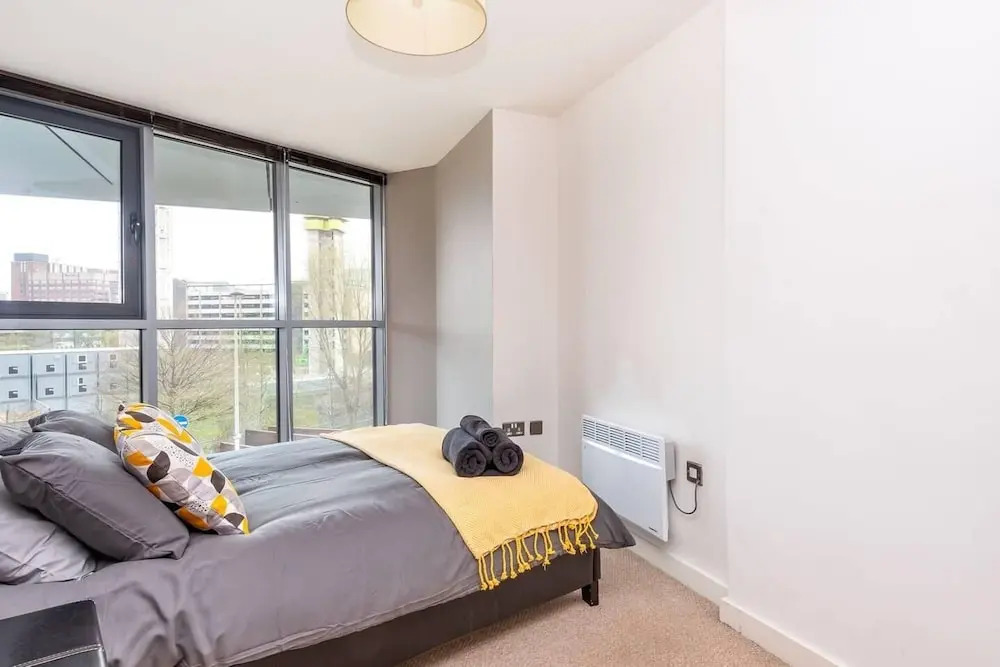 Light and Bright 1BR Apartment Close to Station