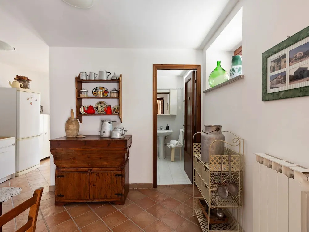 Delightful Villa in Varano with Fireplace