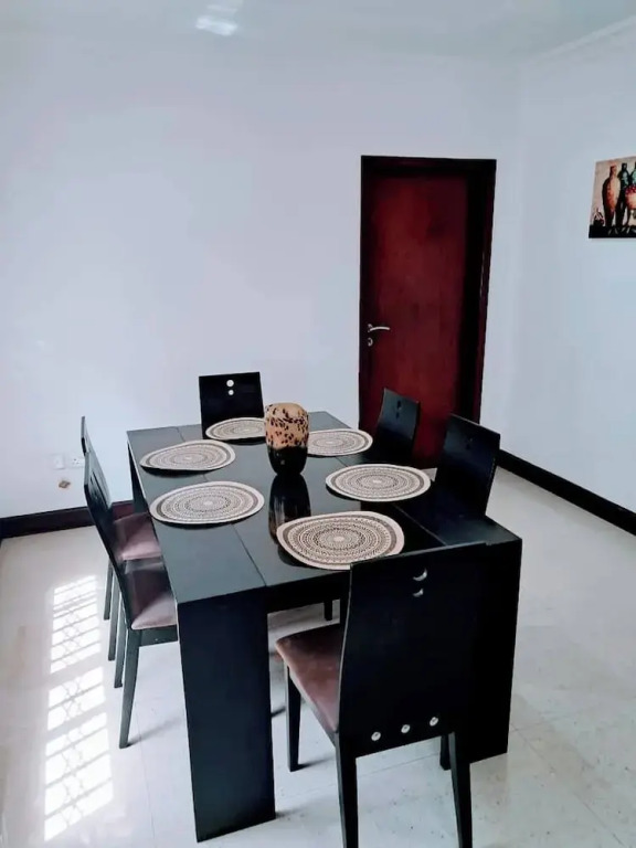 Stylish 3 Bedroom House Near Airport & Marina Mall