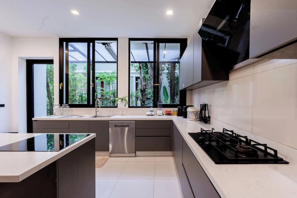 Villa Viola | 7 BR Brand New Fully Staffed Villa