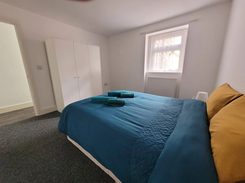 Lovely 2-bed Fully Refurbished House in London