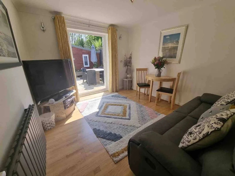 Cosy Annex, South Facing Patio