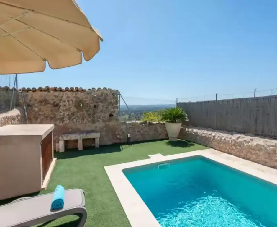Villa in Buger With Pool & Mountain Views