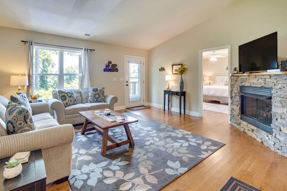Pet-friendly Home w/ Sunroom in Blue Ridge Mtns!