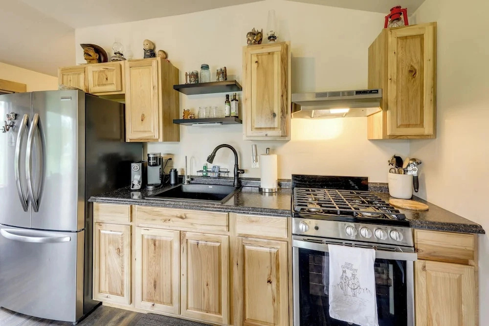 Waterfront Saloon-themed Cabin on Flathead River
