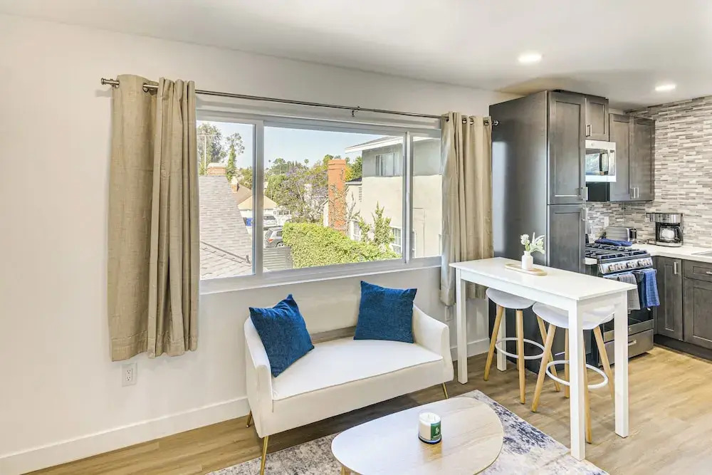 4 Mi to Sofi Stadium: Pet-friendly LA Area Home