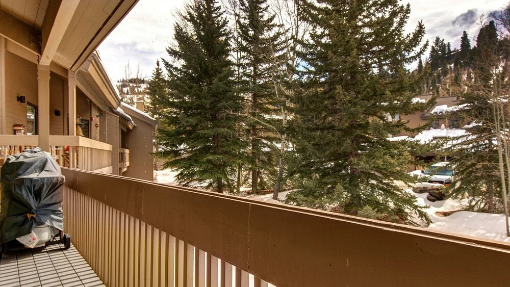 1687 Lakeside 3 Bedroom Home by RedAwning