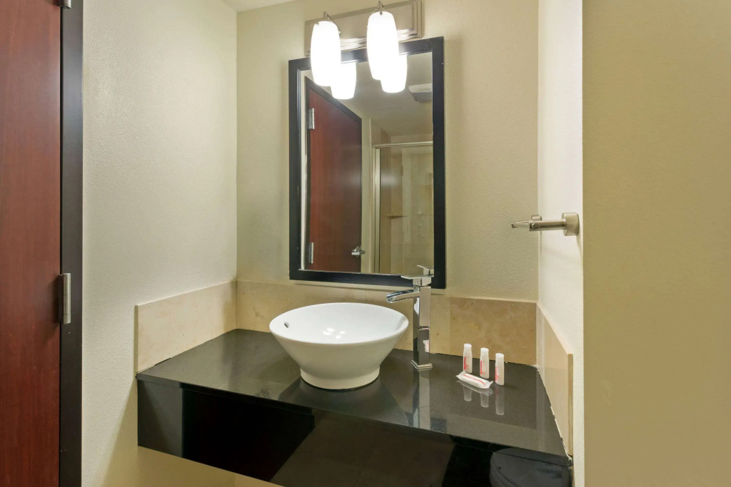 Days Inn & Suites by Wyndham Milwaukee