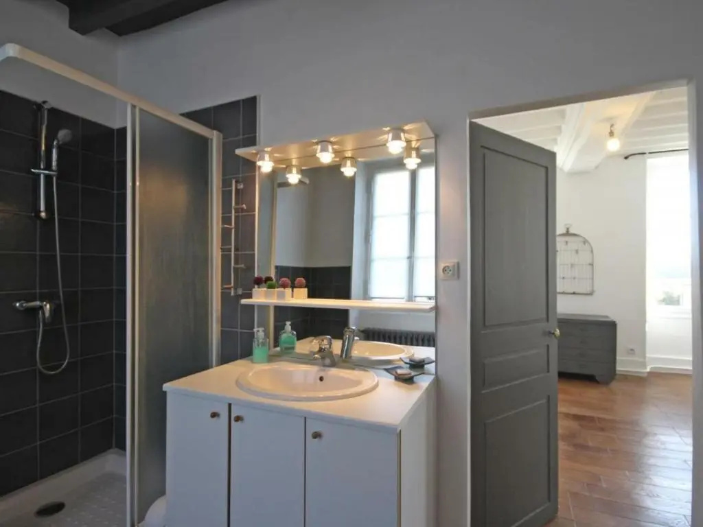 Maison Spacieuse avec Piscine Couverte et Wifi à Laleu - FR-1-497-46