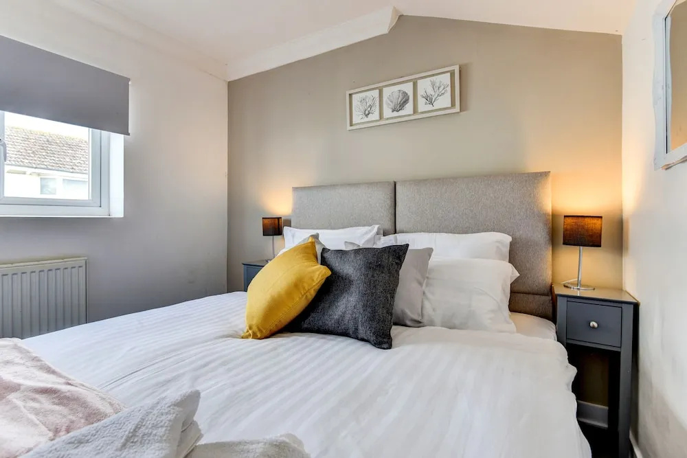 Beautiful 4 Bed House, 3 Minutes to Sea, Sleeps 8