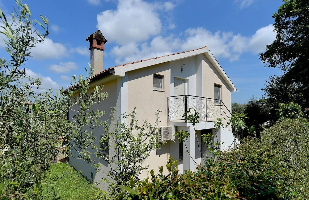 Apartment 1860