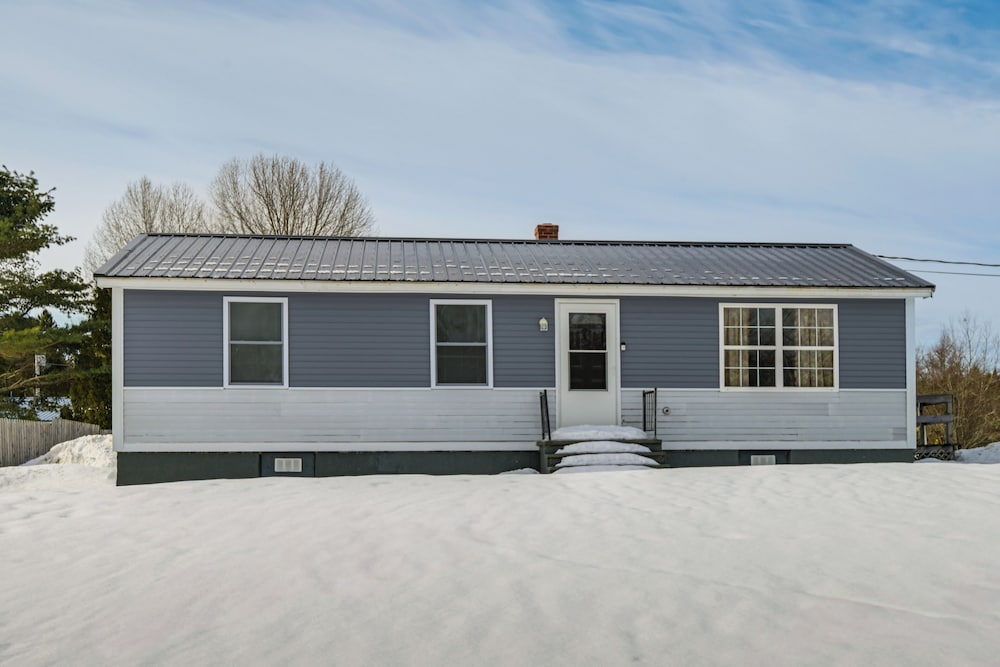 Walk to Restaurants & Markets: Machias Home!