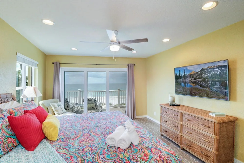 New Listing! Beachfront Bliss W/ Stunning Views 3 Bedroom Townhouse