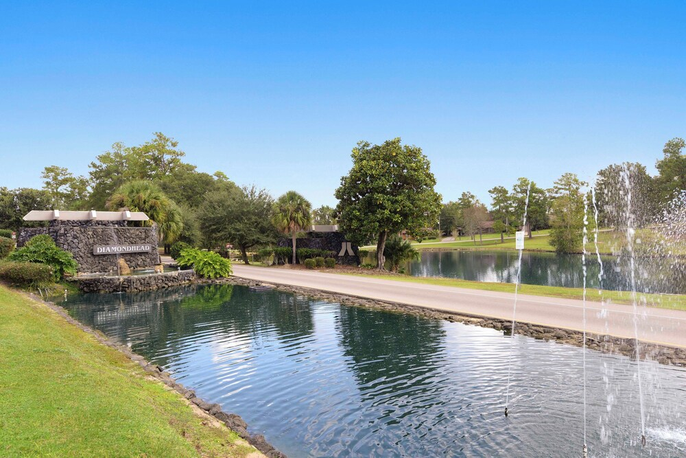 Golf Course Views! Couple's Retreat in Diamondhead