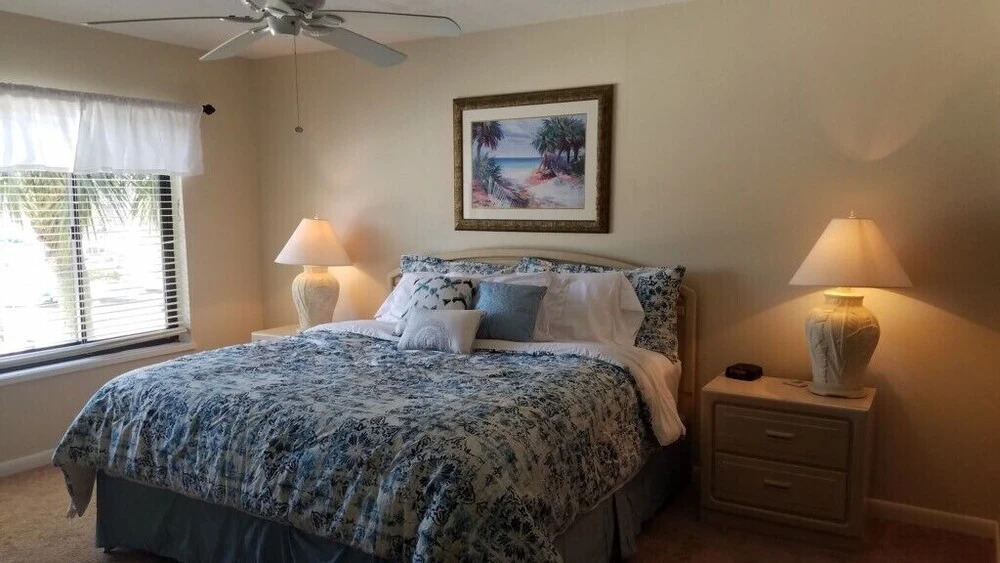 On The Harbour Condo Across From Beach! 2 Bedroom Condo by Redawning