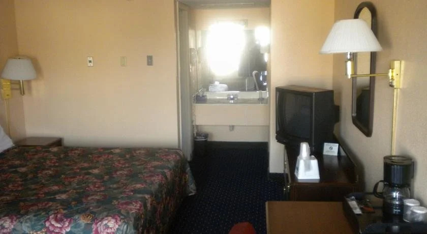 Days Inn-Charlotte Center City