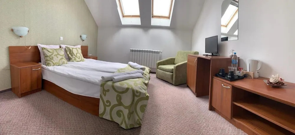 Room-granat Double Room 3- Next to Gondo