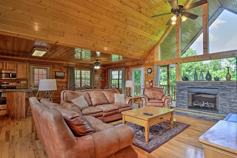 1 Mi to Dollywood: Quiet Cabin w/ Hot Tub!