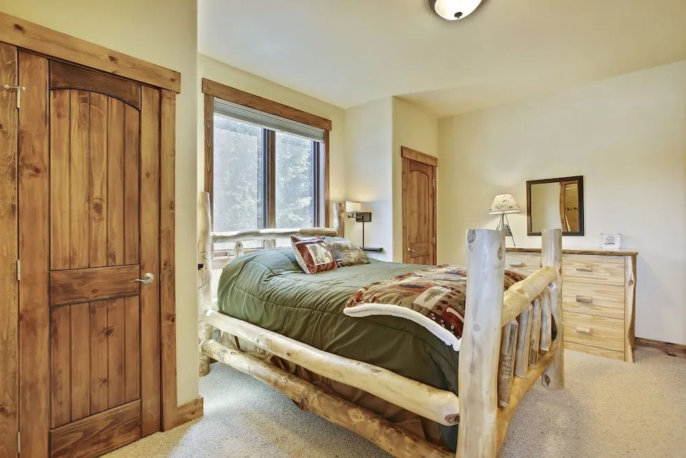 Slopeside Mountain Time Luxury Chalet by Winter Park Escapes