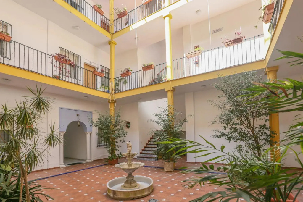 JUDERIA CENTER PREMIUM SUITES FREE Parking