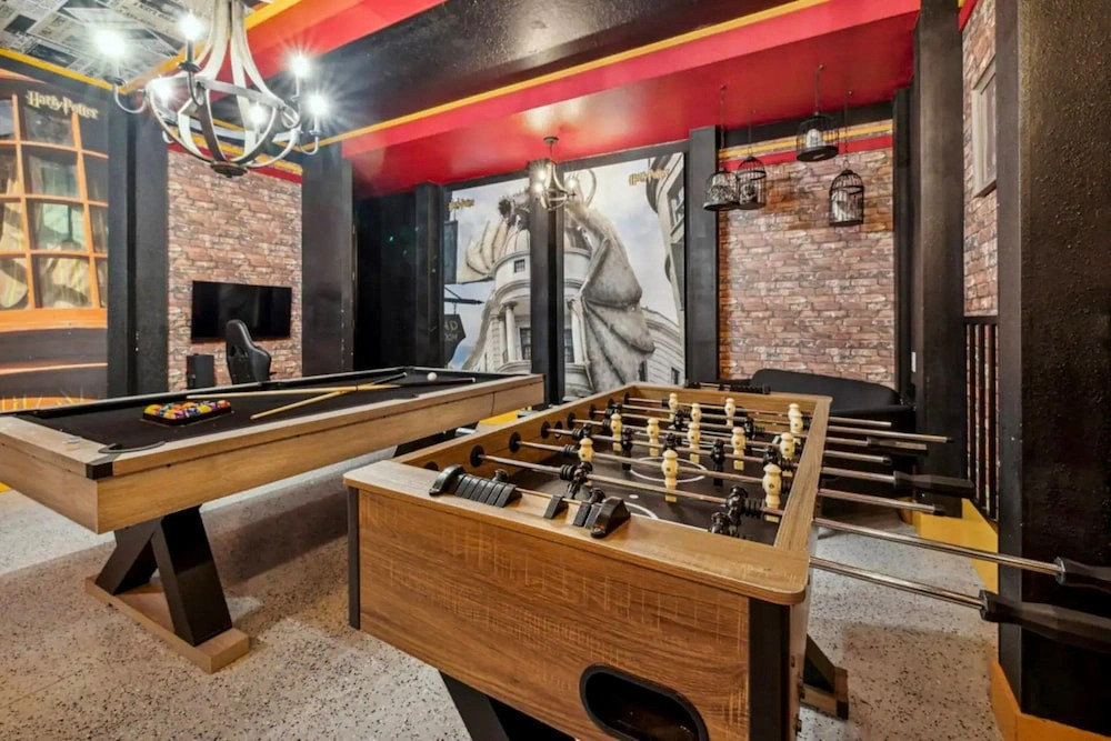 Near Theme Parks, fun Filled Home With Harry Potter Bedroom, & Private Pool