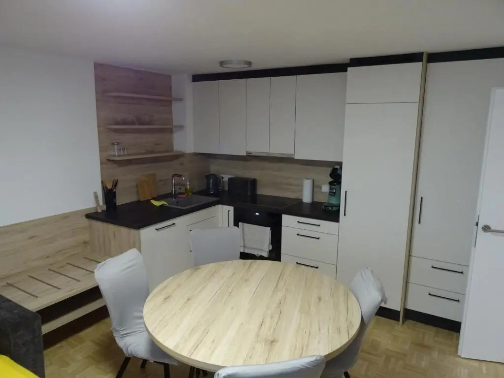 Modern Apartment, Full Kitchen, for 6