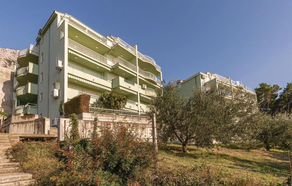 Beautiful Apartment in Brela With 2 Bedrooms and Wifi