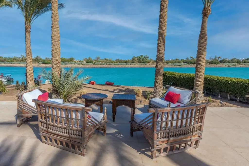 Chic 3BR Villa West Golf with Pool, Lagoon View & Guest House
