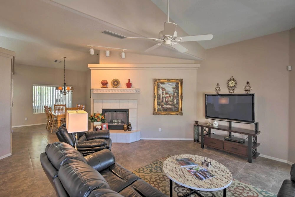 4 Mi to Lake Havasu Park: Modern Home w/ Pool!