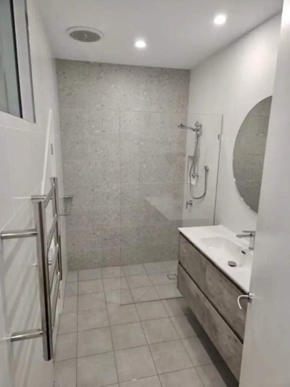 Beautiful 2-storey Unit With Balcony Near Smith St