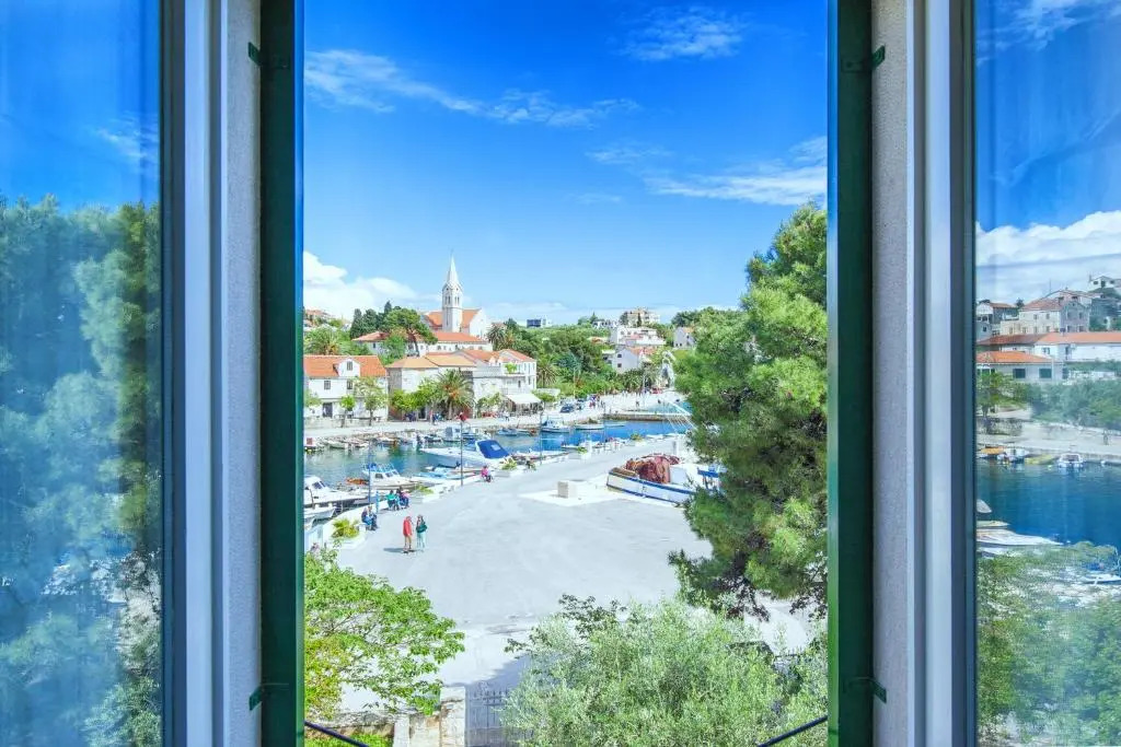 Villa Bonaca - Heated Pool, Harbour Views & Steps to Sea I Sumartin, Brač