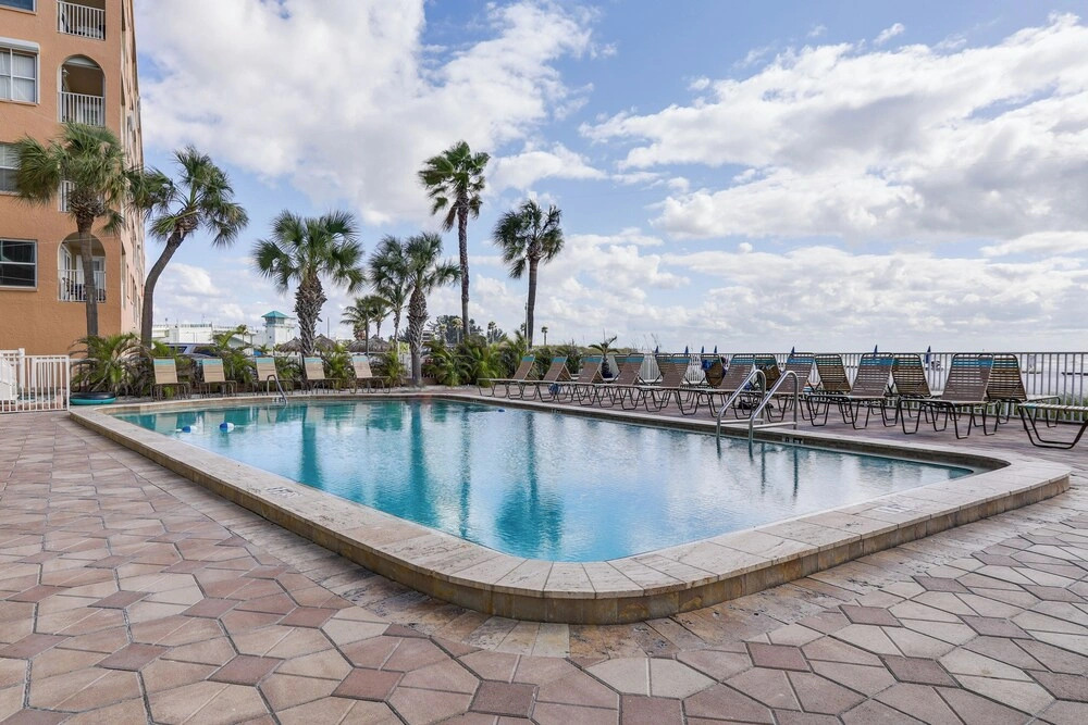 Sandy Shores Condo Across From Johns Pass!