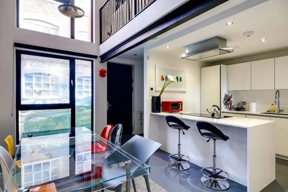 Stylish 2 bed 3 Storey House With Mezzanine