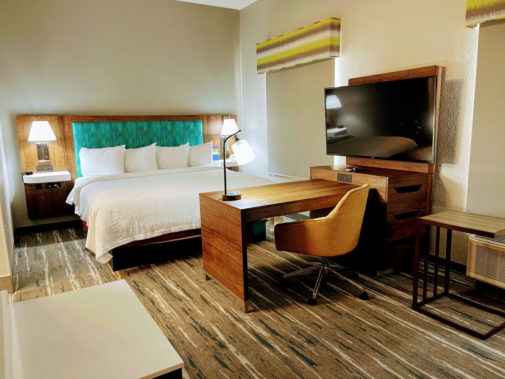 Hampton Inn & Suites Pensacola I-10 N at University Town Plaza