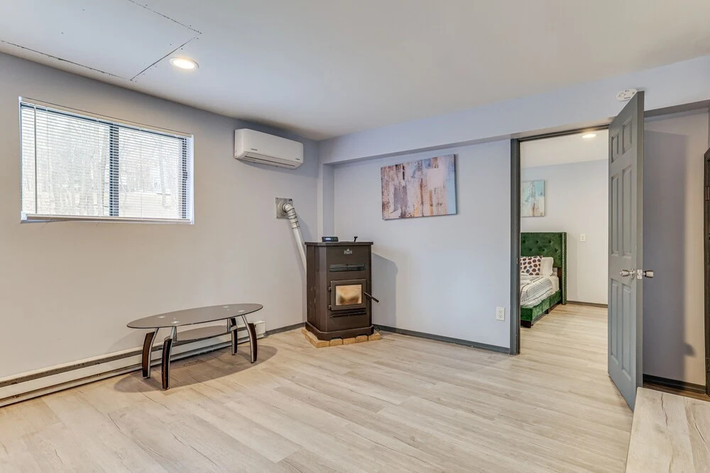 Hot Tub & Game Room: Poconos Home Near Hiking