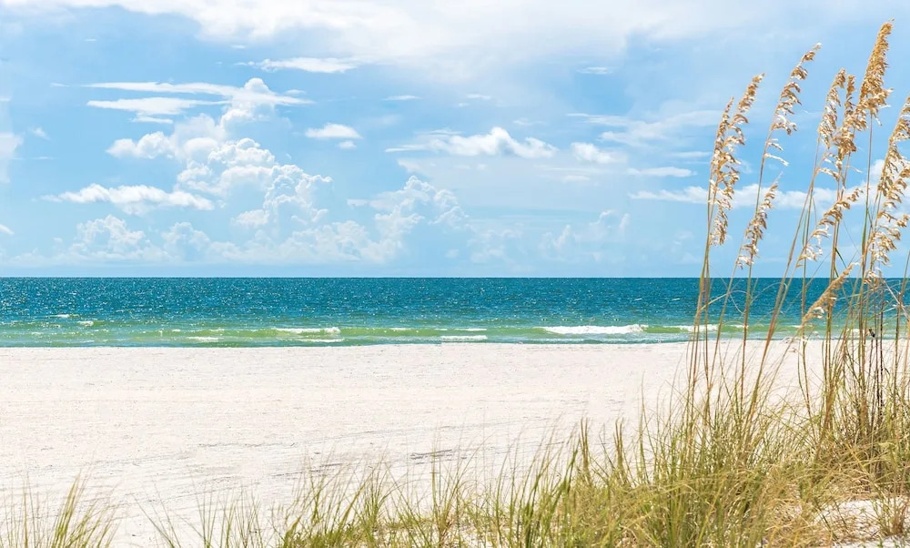 Coastal W/ Patios - Walk 3 Minutes To Beach! 1 Bedroom Condo