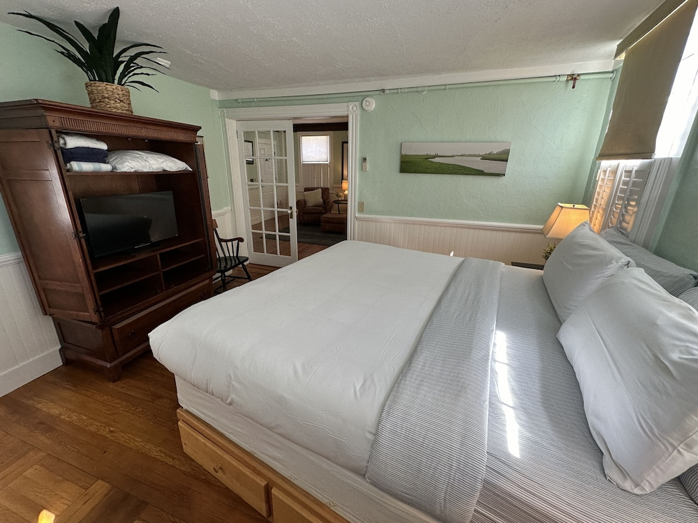 Open & Airy One Bedroom Suite in Downtown Newport #18 1 Home