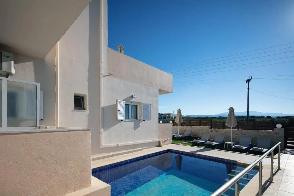 7 bedroom villa with pool, 700m from the beach