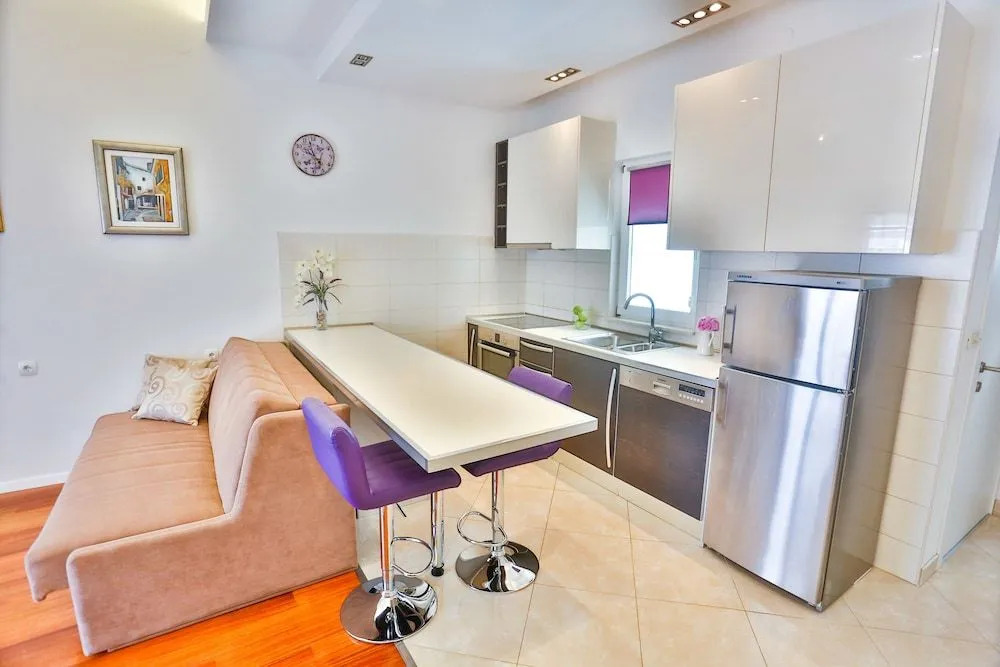 Summer Lounge Apartments