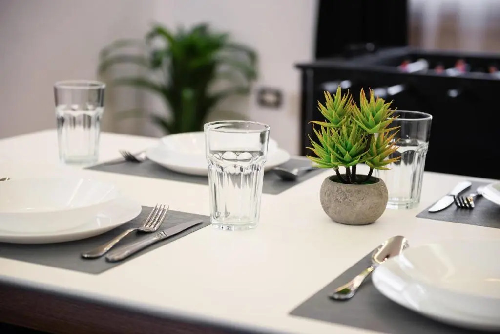 Xuru Stays I Play Foosball & Do Yoga - 1 BR Apt. 5 Min To Airport