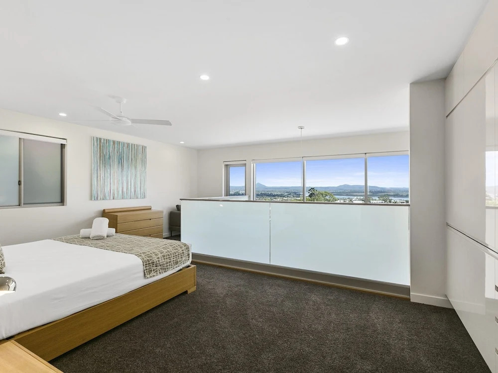 Exquisite Penthouse with views to Laguna Bay - Unit 3 Taralla 18 Edgar Bennett Avenue