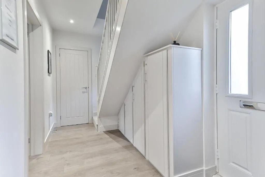 3 Bed Refurbished, Modern House, WiFi, Patio area