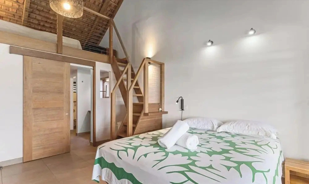 Shoreline Haven 1BR Bungalow by the Sea in Moorea