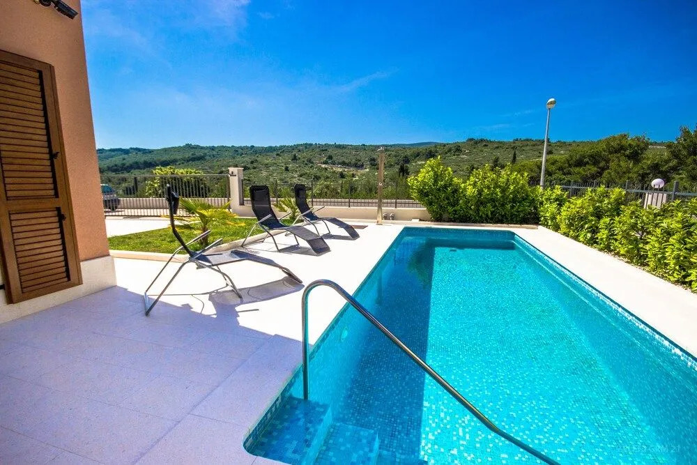 Villa Melograno by Domus Mirus - Rooftop Cinema, Pool, 6-Minute Walk to Beach